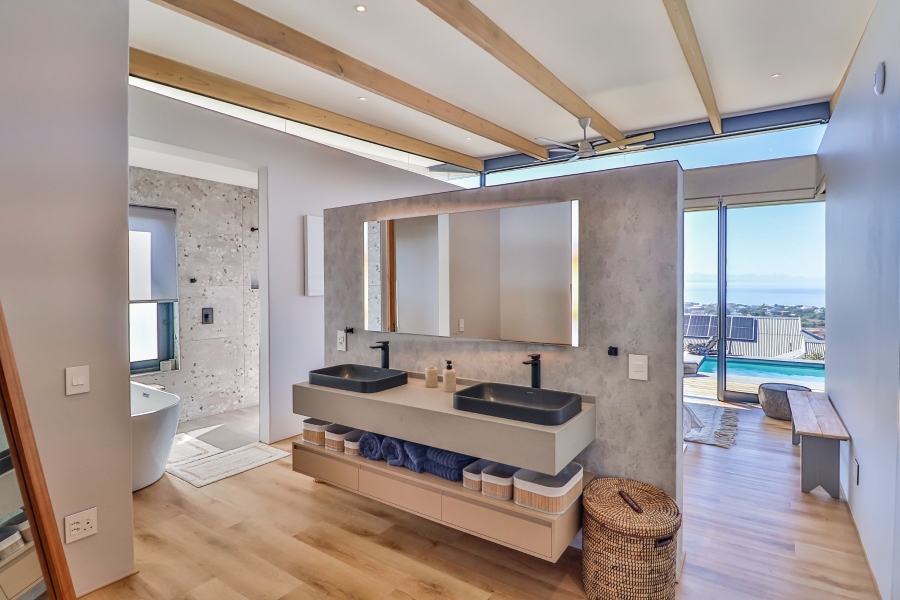 4 Bedroom Property for Sale in Whale Rock Hill Western Cape